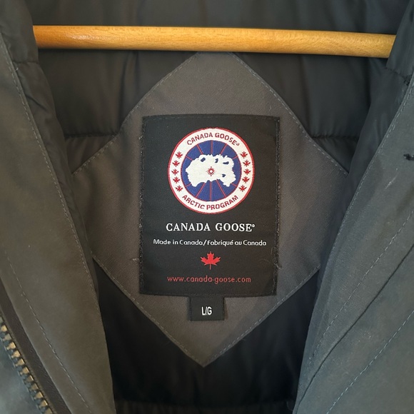 Canada Goose Winter Parka. Ladies size large. - Picture 5 of 15